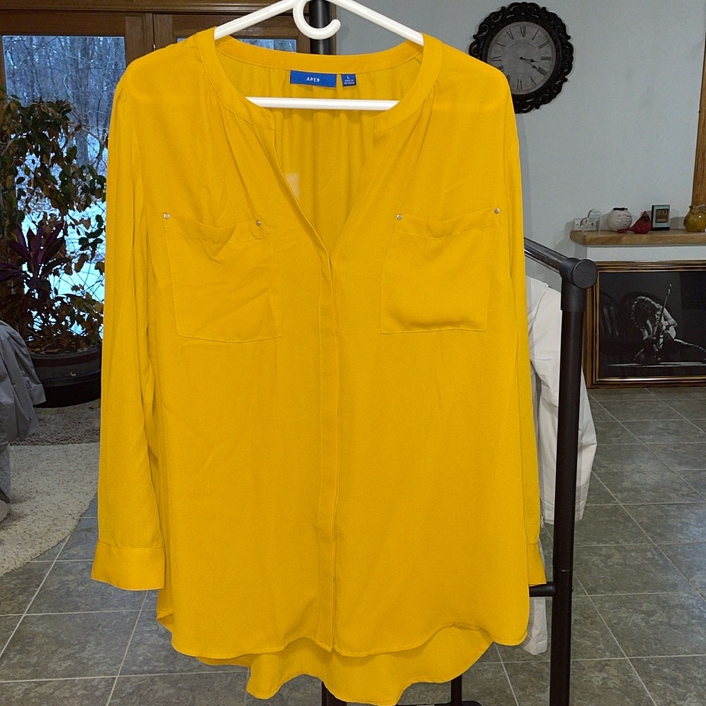 Apt. 9 v-neck women’s yellow long sleeve blouse / shirt